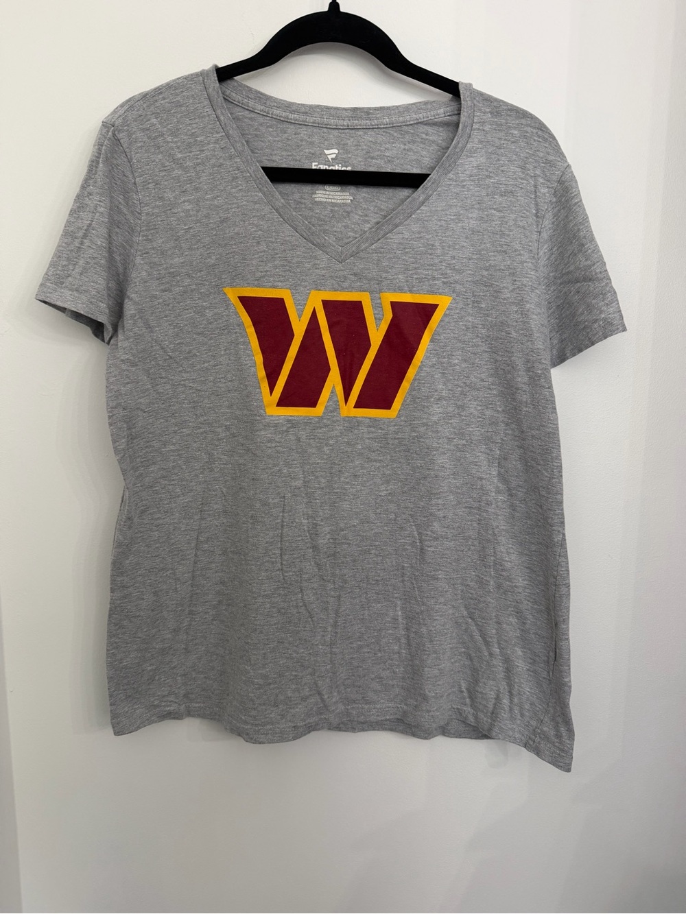 Fanatics Gray V-Neck Tee with Maroon and Gold 'W' Graphic - Large